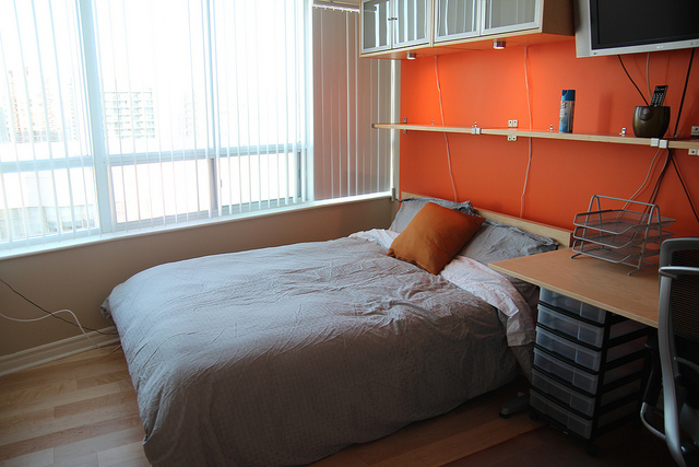 Modern Upholstered Platform Bed — Grey linen